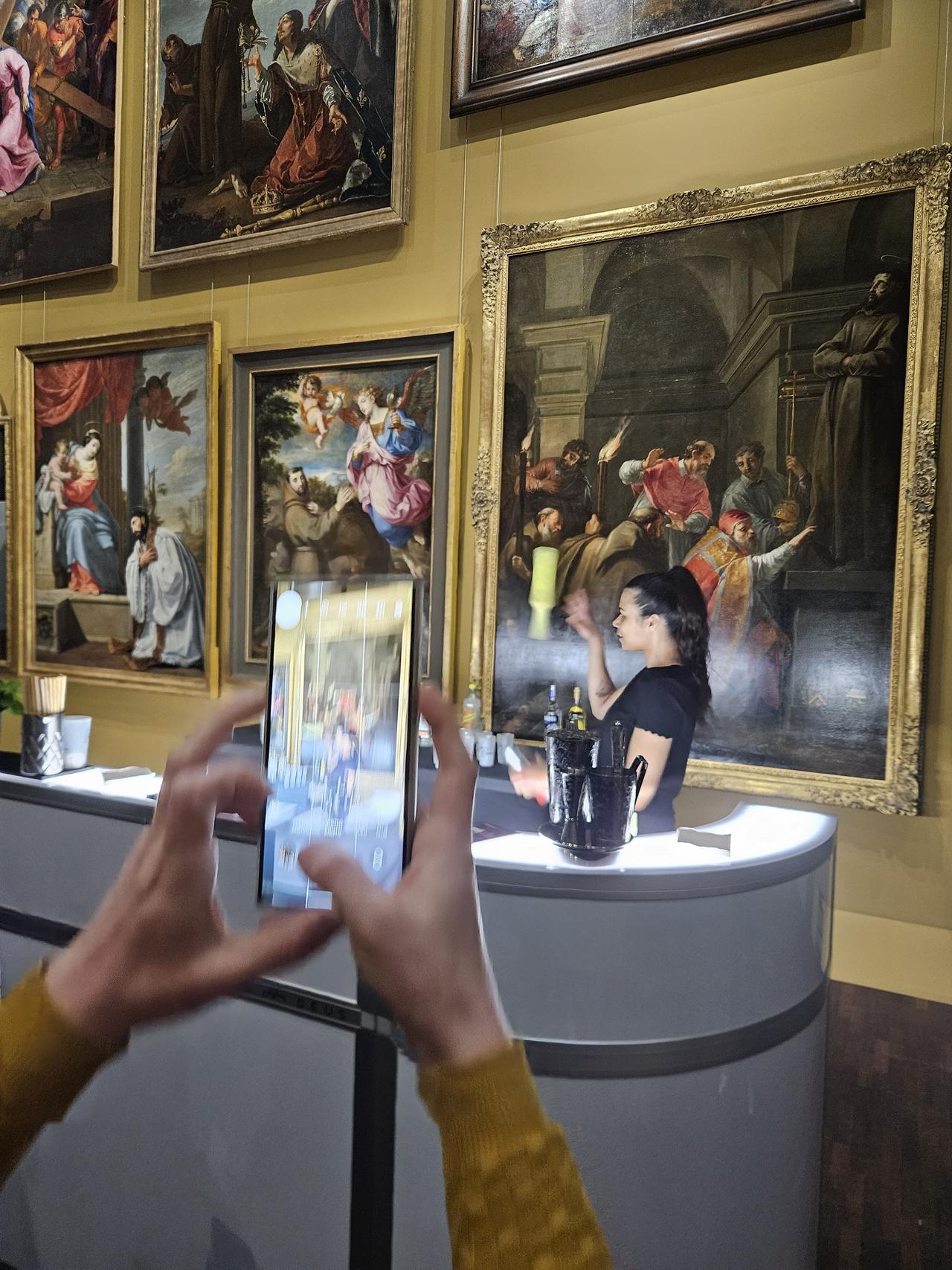 Bar lumineux éphémère installé sous les tableaux d'un musée