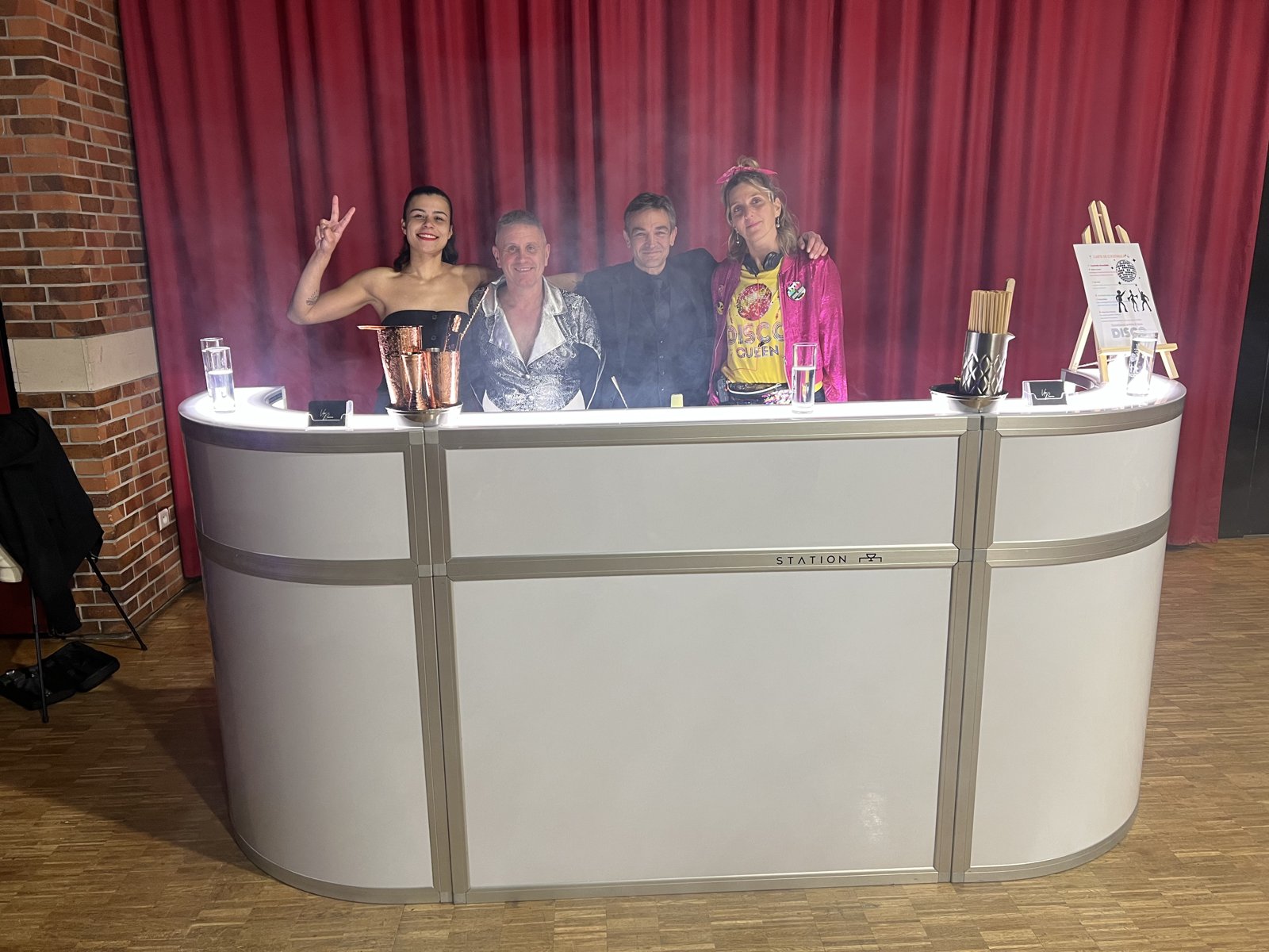 Bar événementiel courbe blanc installé et prêt avant l'arrivée des invités