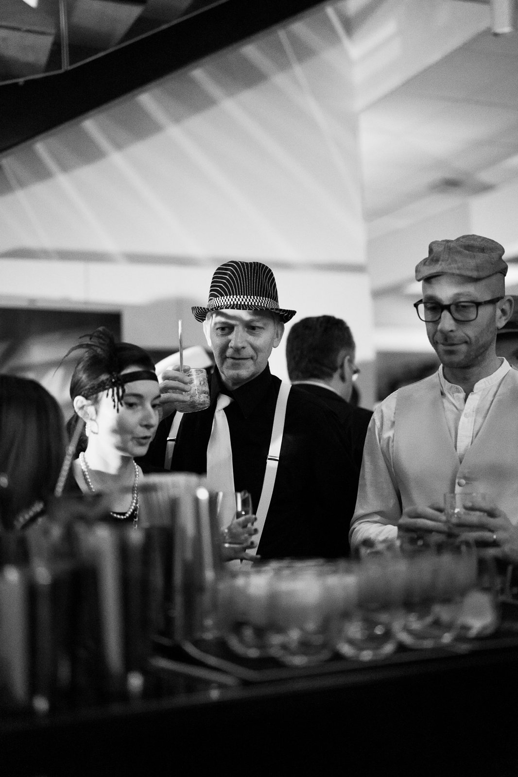 Barman professionnel en plein service derrière un bar événementiel