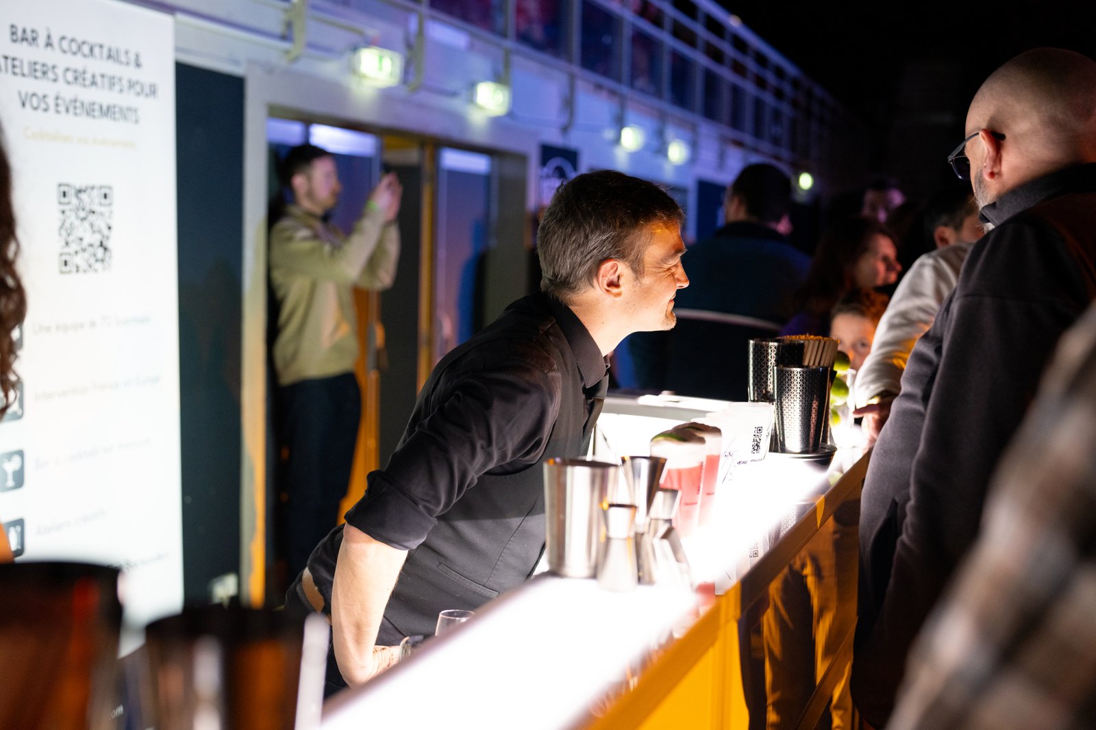 Barman professionnel en plein service lors d'un événement