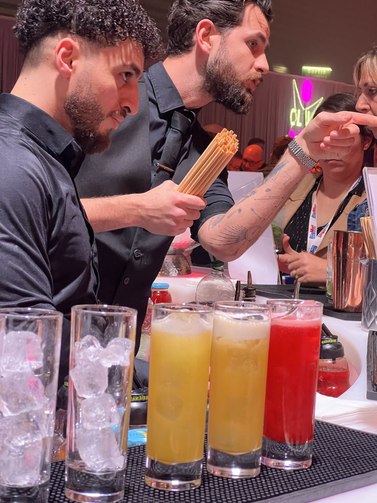 Barman versant un cocktail depuis le shaker en gros plan