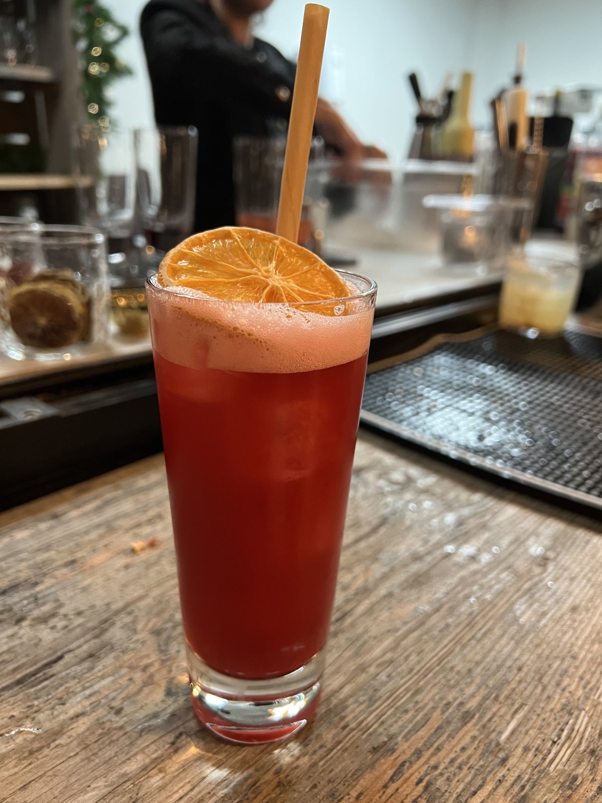 Cocktail ambré en gros plan, recette signature