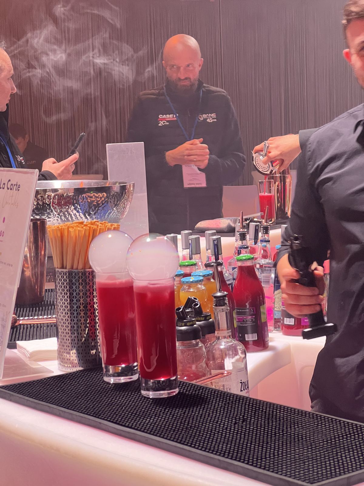 Service de cocktails au bar pendant le rush d'un événement