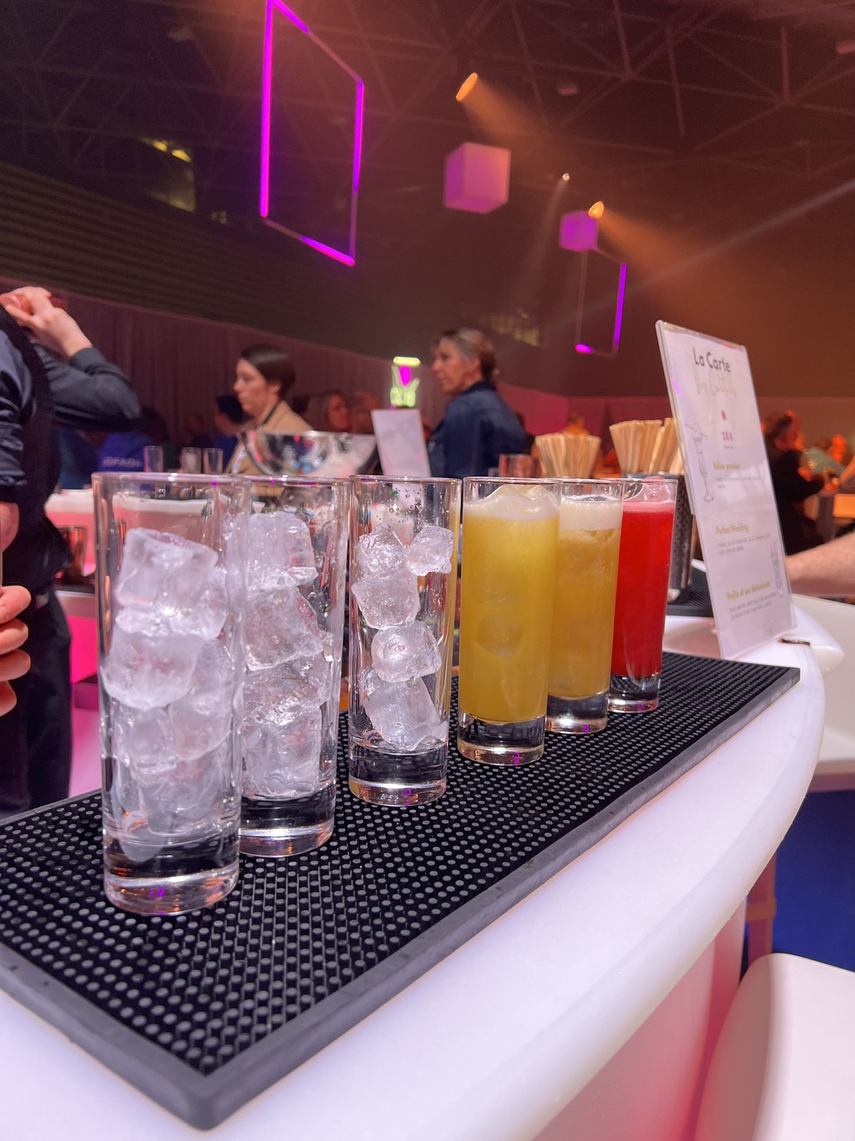 Cocktails colorés tendance alignés sur le bar