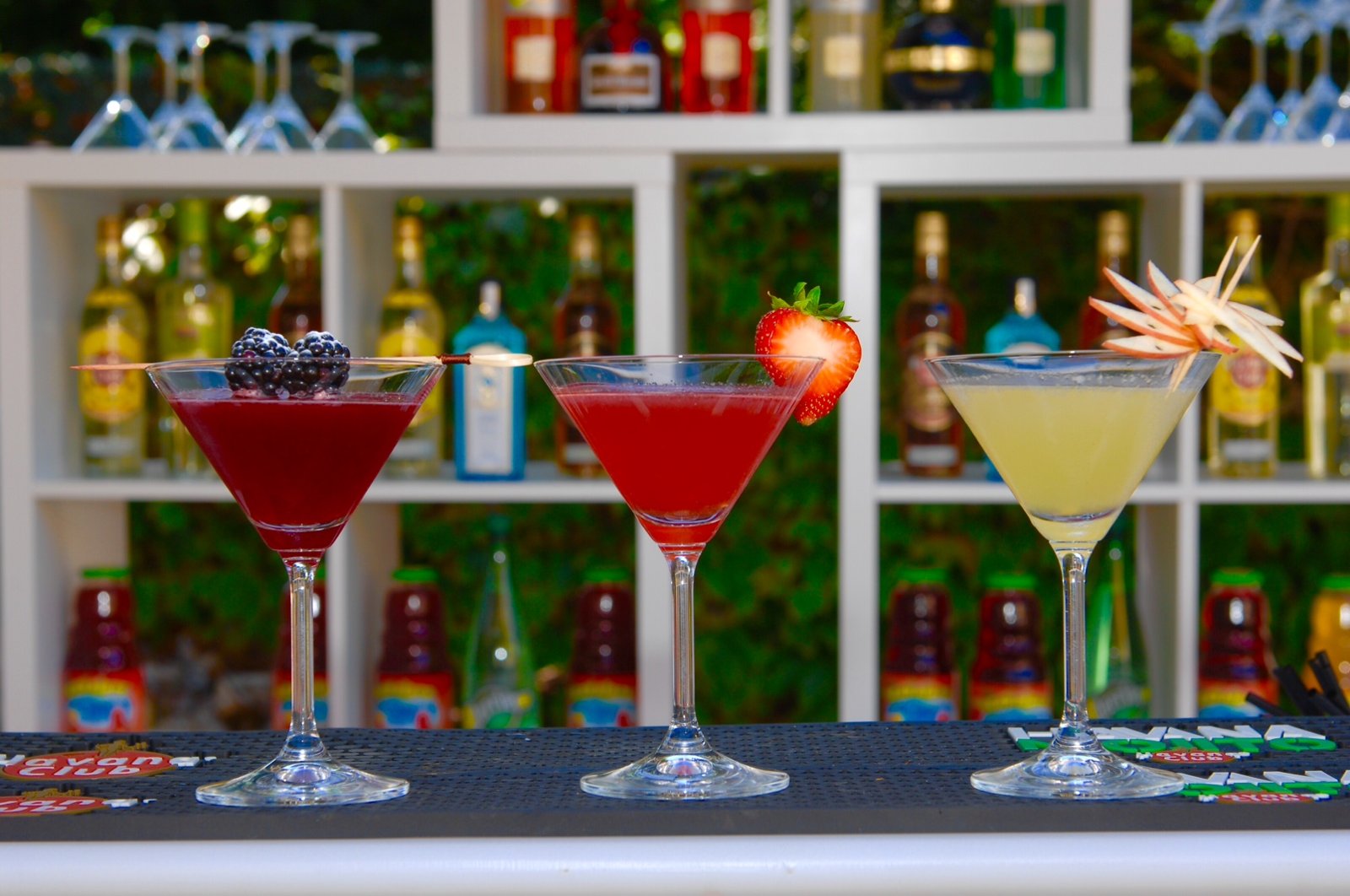 Cocktails servis en verre Martini dont un cosmopolitan, sur un bar événementiel
