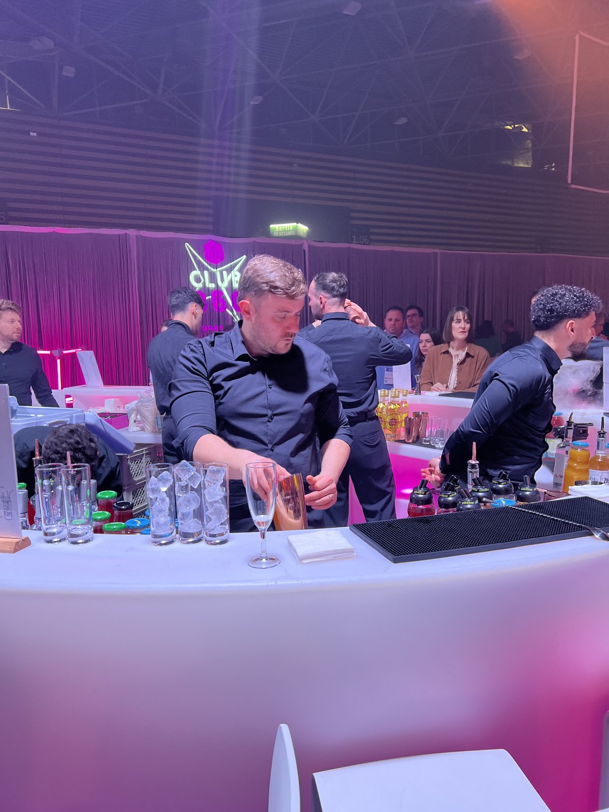 Barmans en plein service dans les coulisses d'un événement
