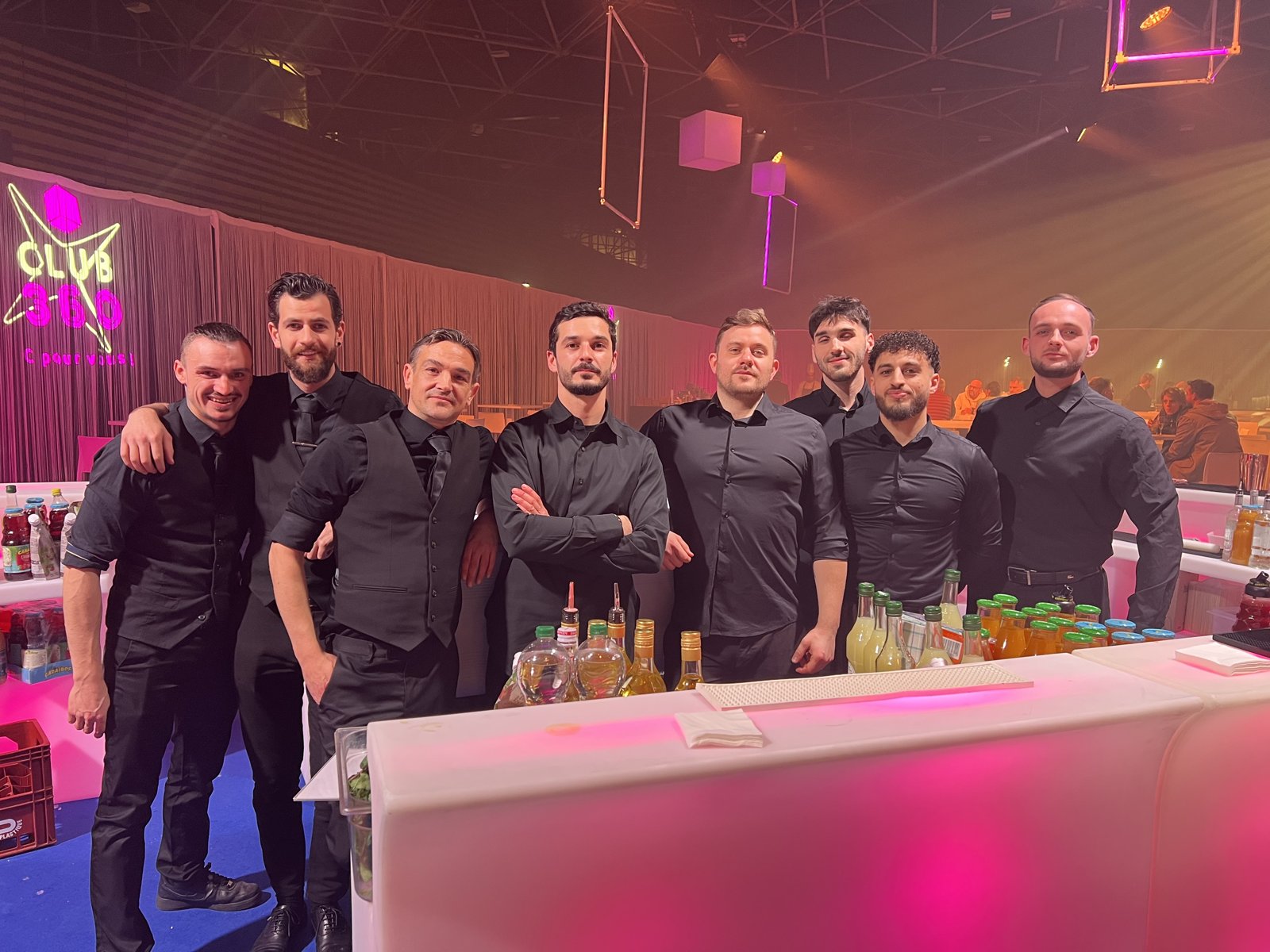 Bar événementiel avec équipe de barmans en tenue