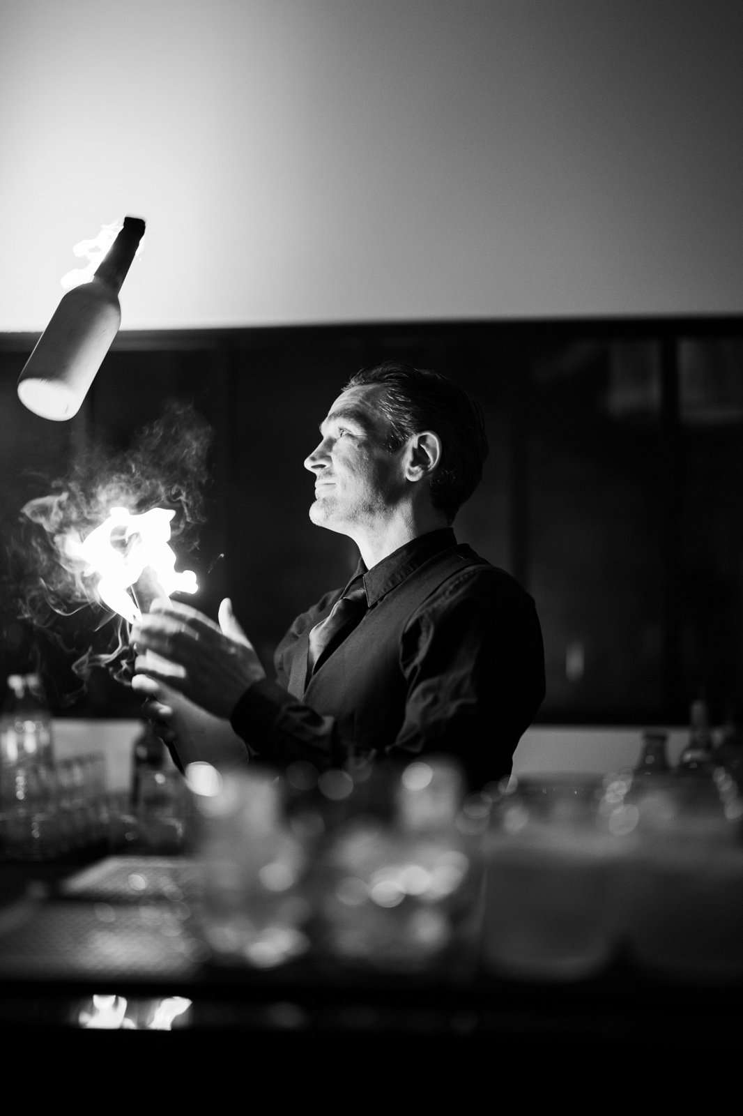 Barman en flair avec bouteille et feu, tendance bar 2026