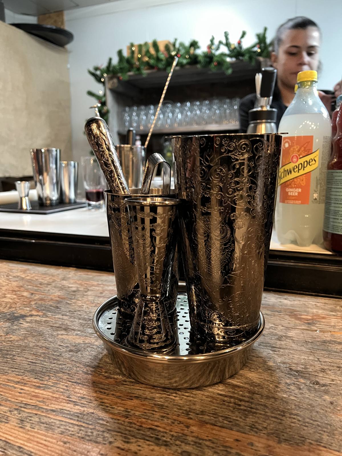 Outils du barman professionnel : jiggers, cuillères et accessoires de bar